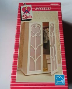 Sindy Furniture – Dolls Wardrobe – Made By Pedigree ( Problem With The Doors )