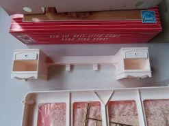 Sindy Rare Bed And Bedside Cupboard By Pedigree ( One Door Knob Broken) -Trendy Toy Store IMG 7605 scaled 1