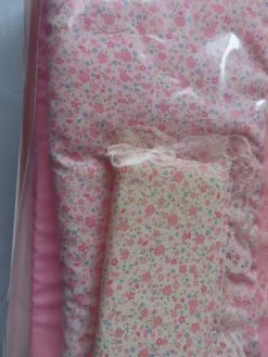 Sindy Rare Bed And Bedside Cupboard By Pedigree ( One Door Knob Broken) -Trendy Toy Store IMG 7607 scaled 1