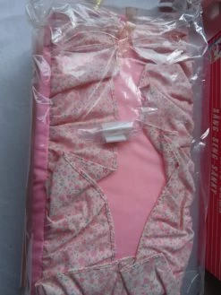 Sindy Rare Bed And Bedside Cupboard By Pedigree ( One Door Knob Broken) -Trendy Toy Store IMG 7608 scaled 1