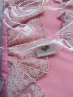 Sindy Rare Bed And Bedside Cupboard By Pedigree ( One Door Knob Broken) -Trendy Toy Store IMG 7609 scaled 1