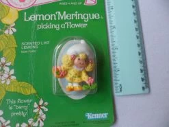 Strawberry Shortcake – Strawberryland Miniatures – Lemon Meringue Picking A Flower -Trendy Toy Store SAM 3315