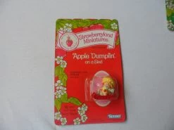 Strawberry Shortcake – Strawberryland Miniatures – Apple Dumplin’ On A Sled