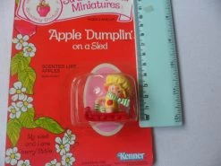 Strawberry Shortcake – Strawberryland Miniatures – Apple Dumplin’ On A Sled -Trendy Toy Store SAM 3318