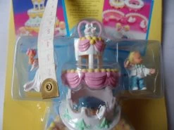 Mimi & Goo Goos – Mimi’s Wedding And Wedding Cake – Micro Play Set 13 Mimi & Goo Goos – Mimi’s Wedding And Wedding Cake – Micro Play Set -Trendy Toy Store SAM 5815